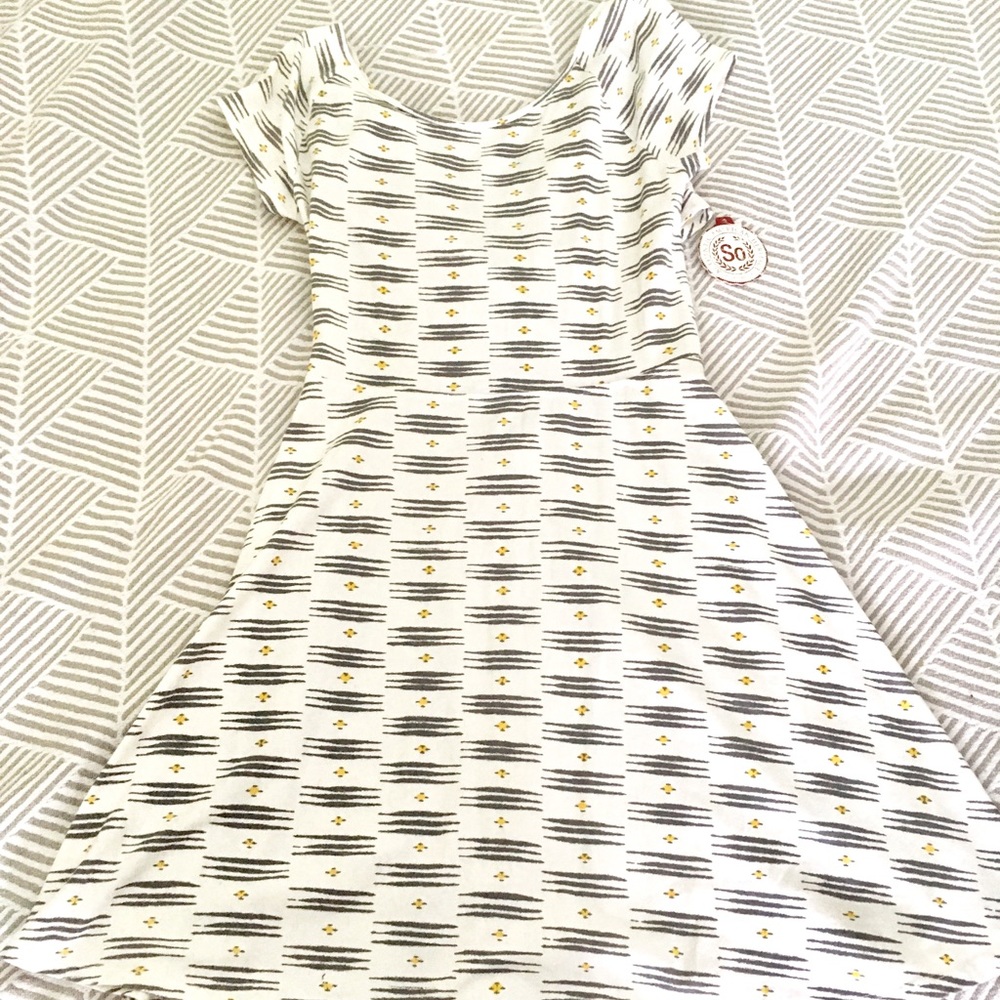 👗 peekaboo back geo print dress!